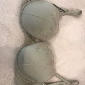 Demi uplift bra with beautiful detail